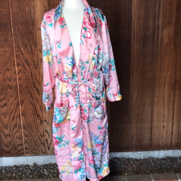 SOLD Saks Fifth Ave Robe - Picture 4 of 8